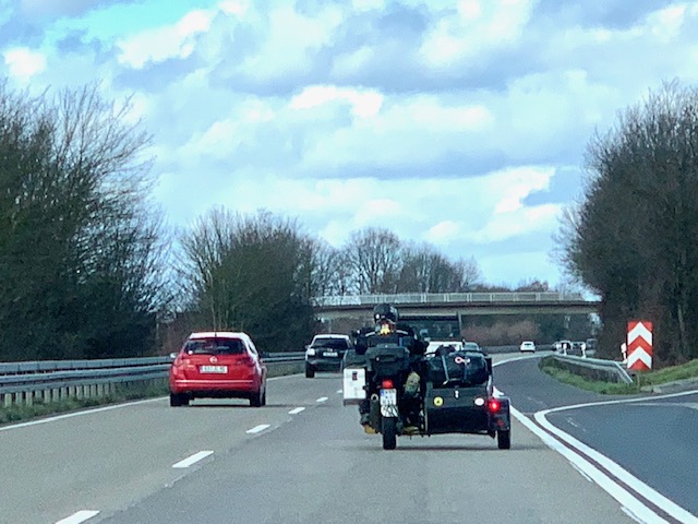 Motorrad mit Beiwagen auf der Autobahn